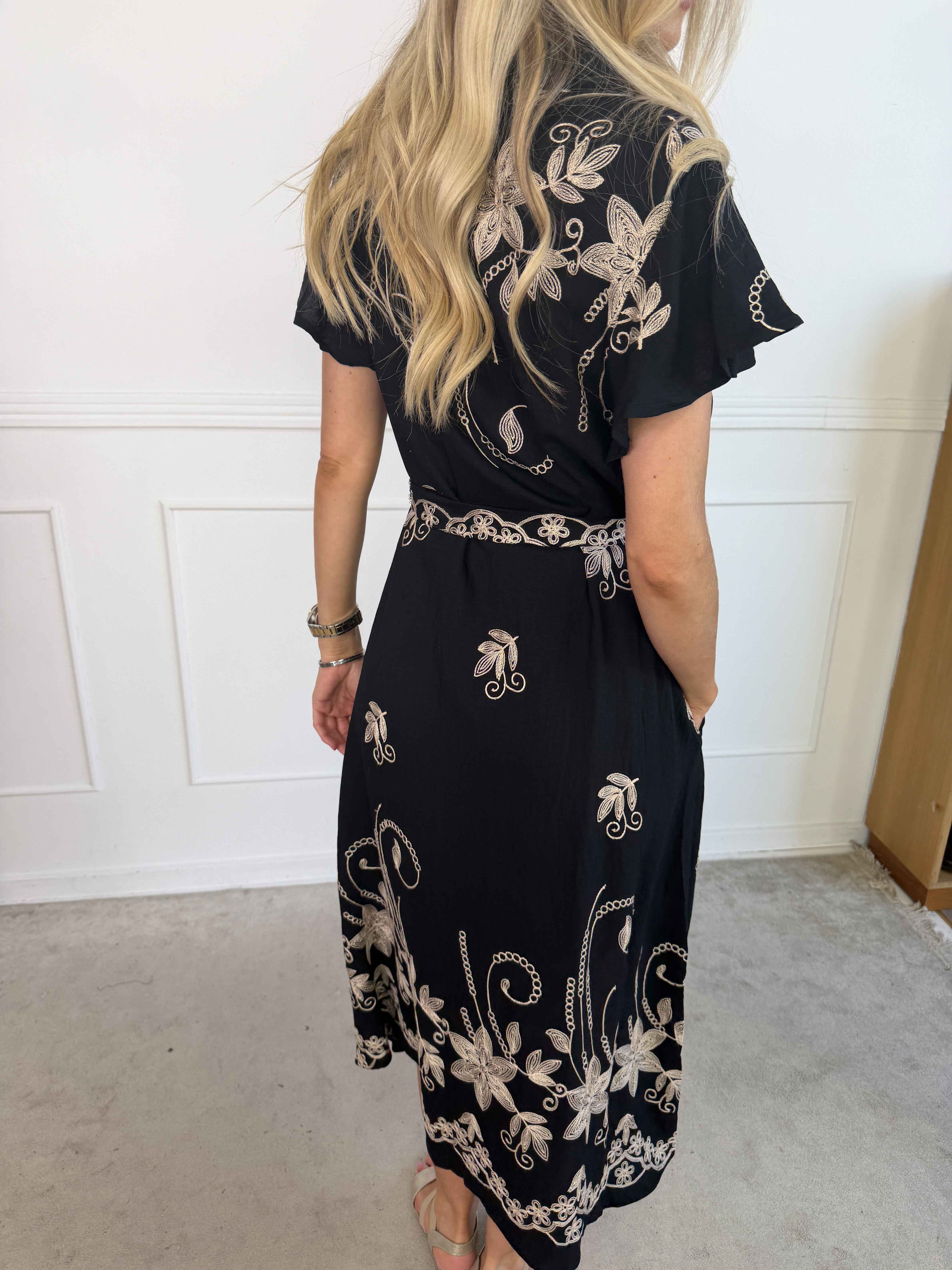 Marianne - Skjortklänning i viskos med broderade detaljer och volangärmar.